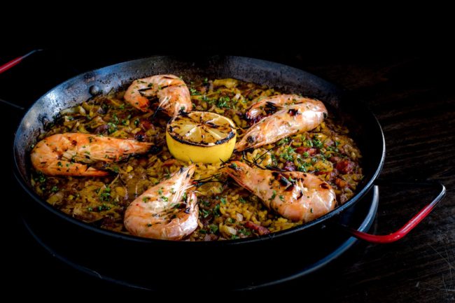 Charred lemon with prawn paella