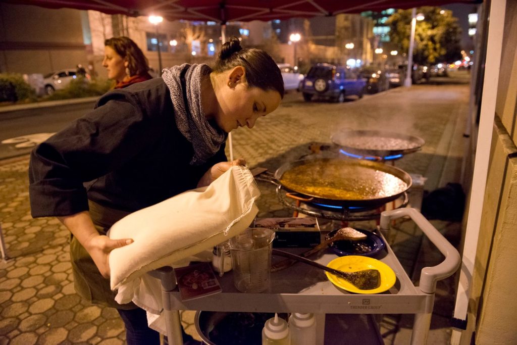 Measuring paella rice