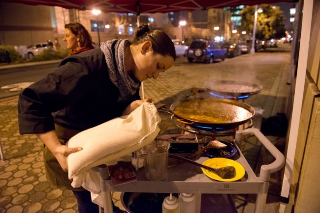 Measuring paella rice